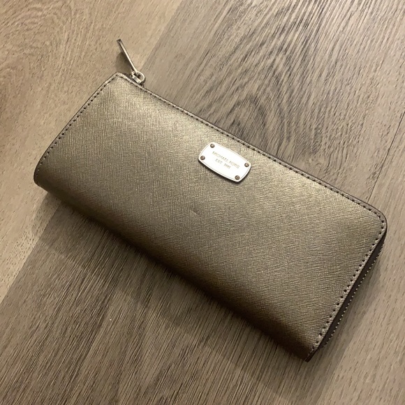 Michael Kors Handbags - Michael Kors Wallet !